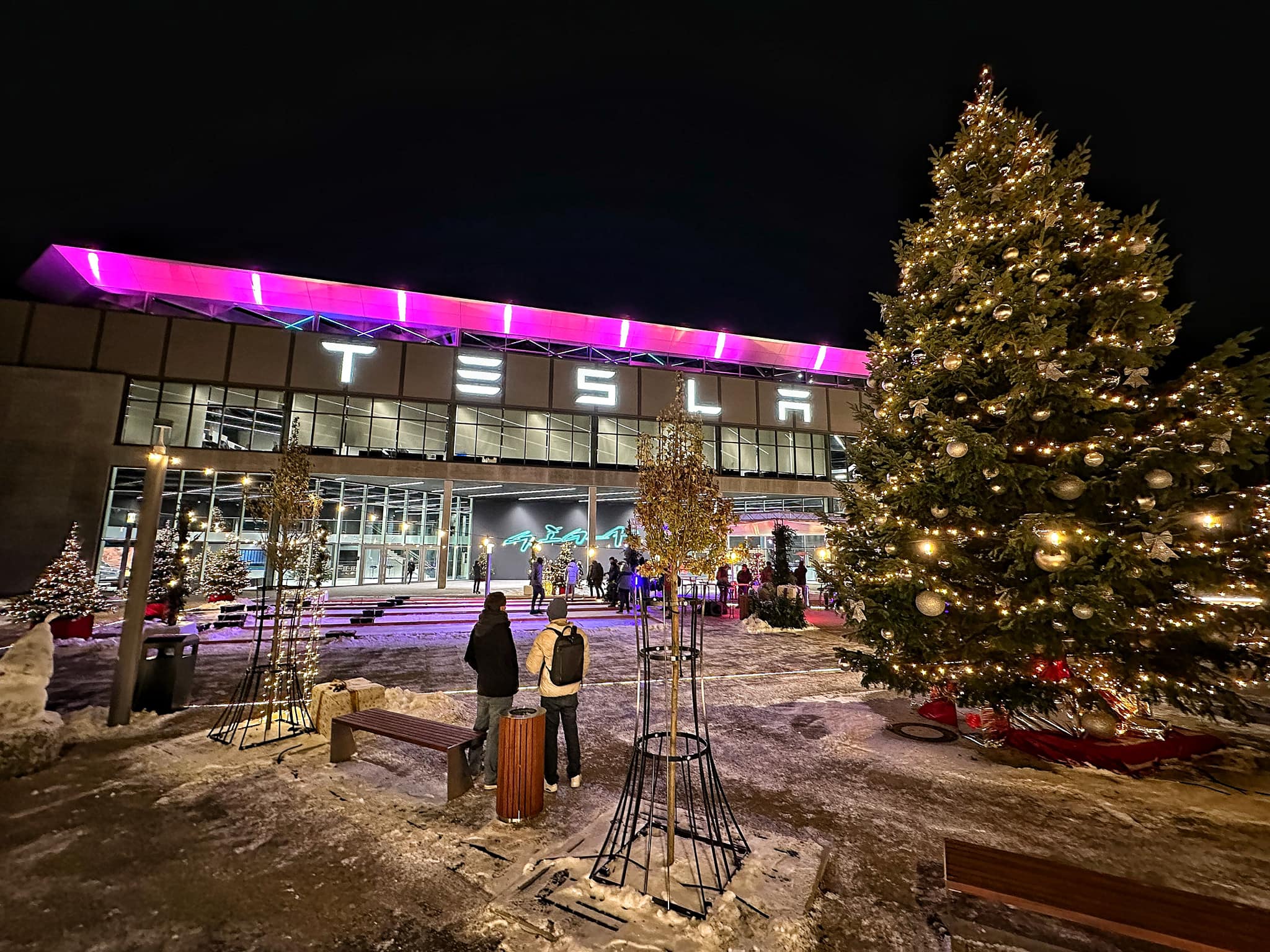 Flot julestemning udenfor Teslas nye Lounge. Foto: Frank Sørensen